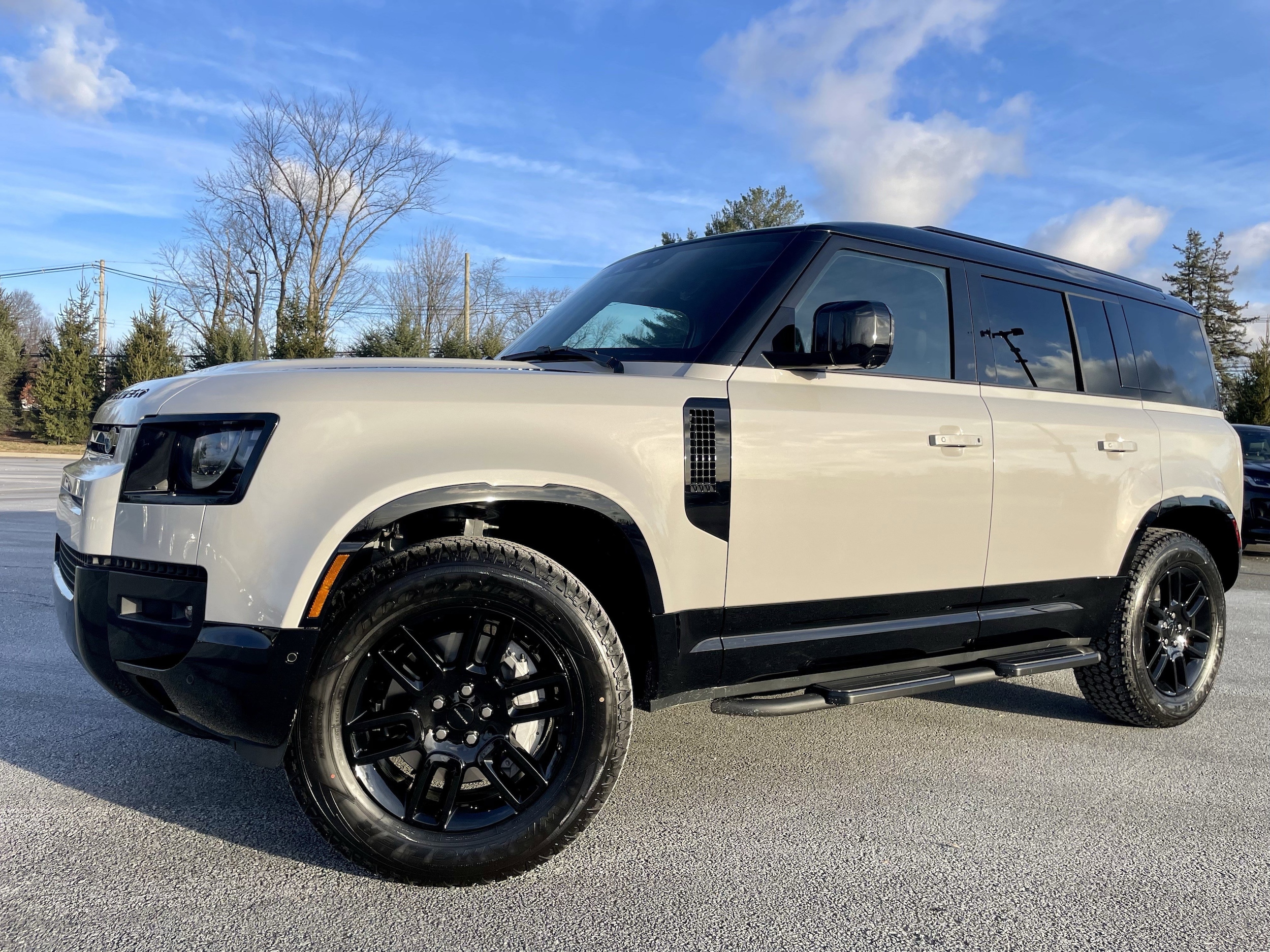 2026 Land Rover Defender X-Dynamic SE's photo