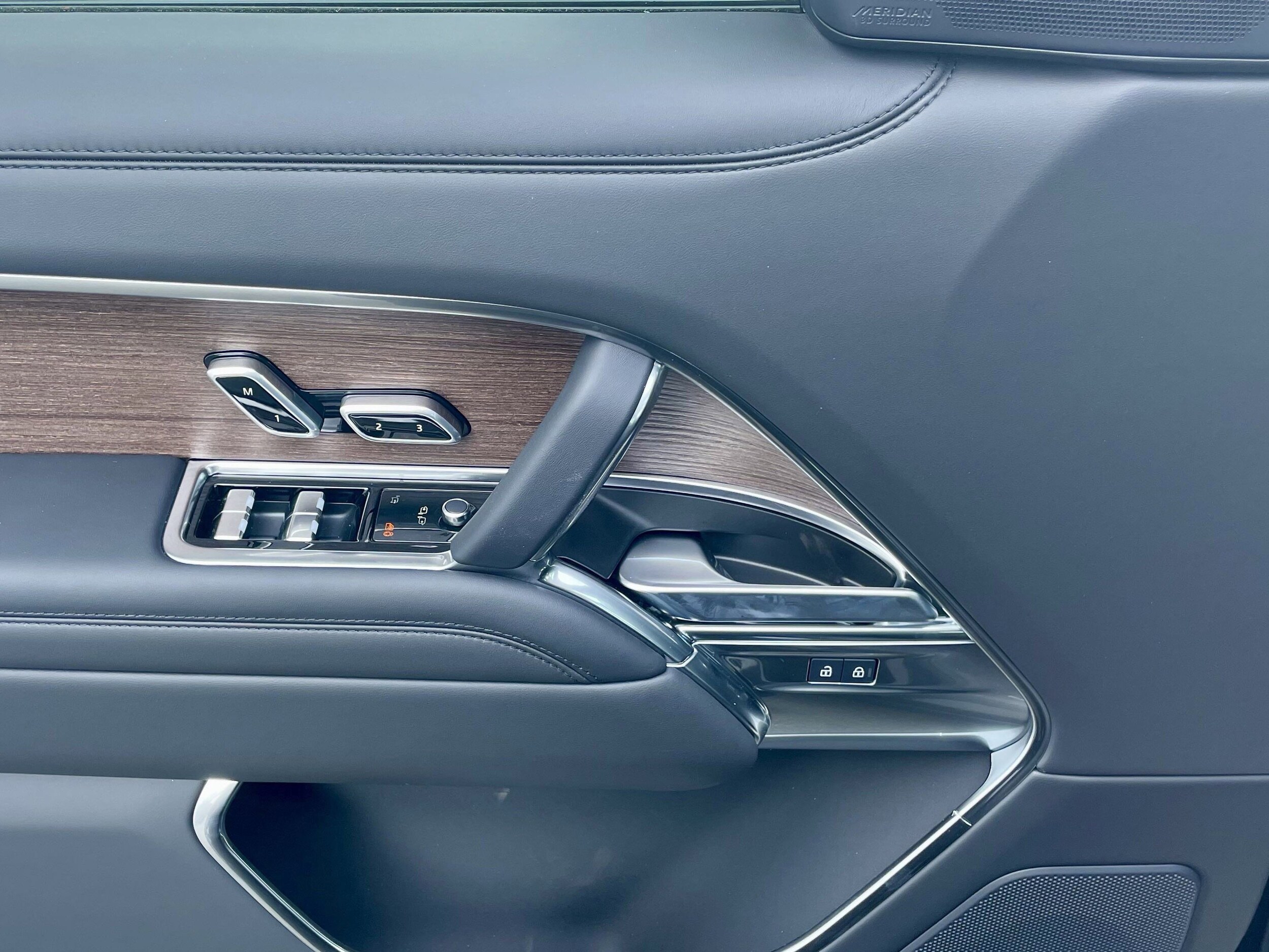 2025 Land Rover Range Rover SE photo 4