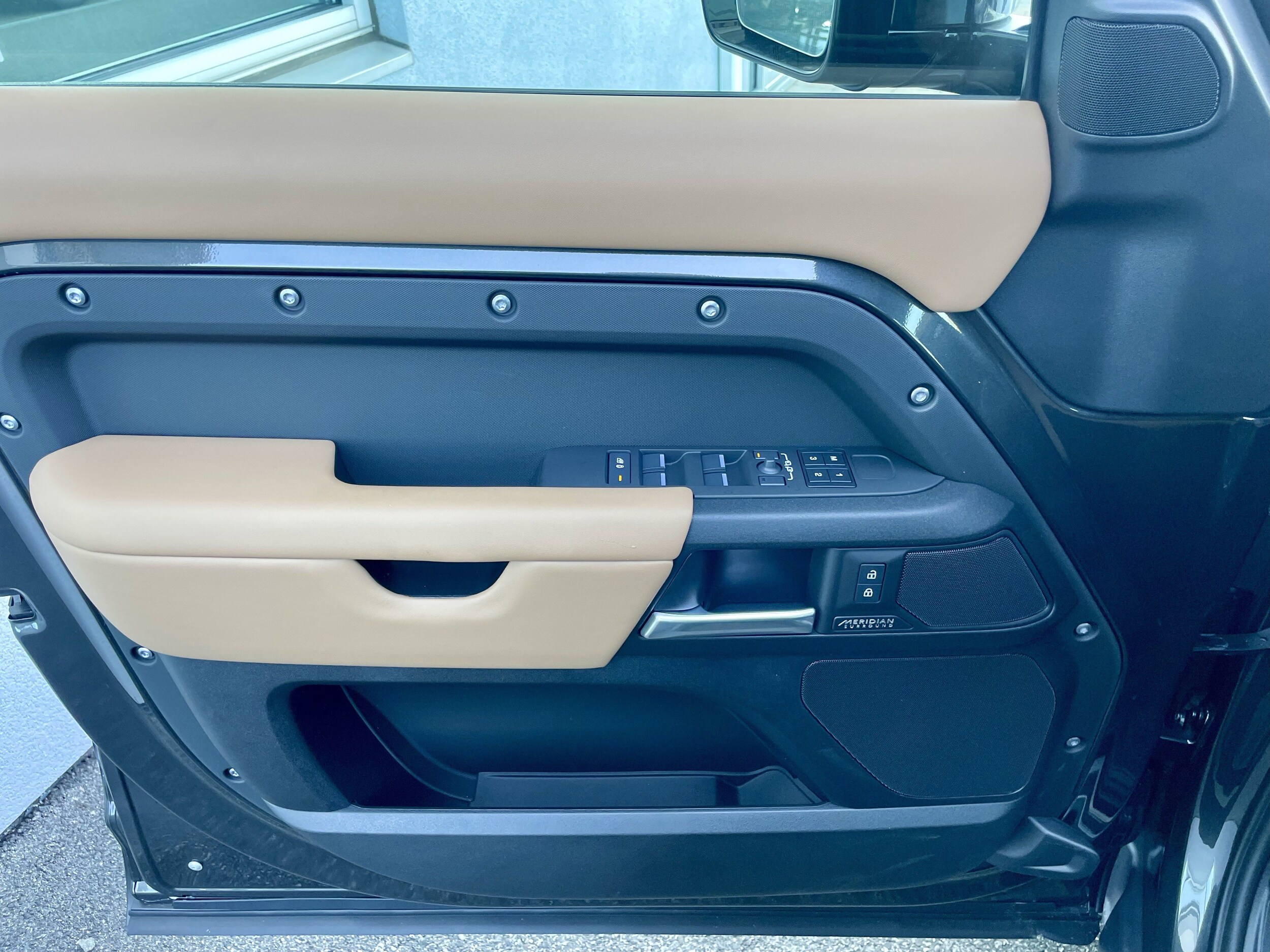 2026 Land Rover Defender V8 - Photo 12