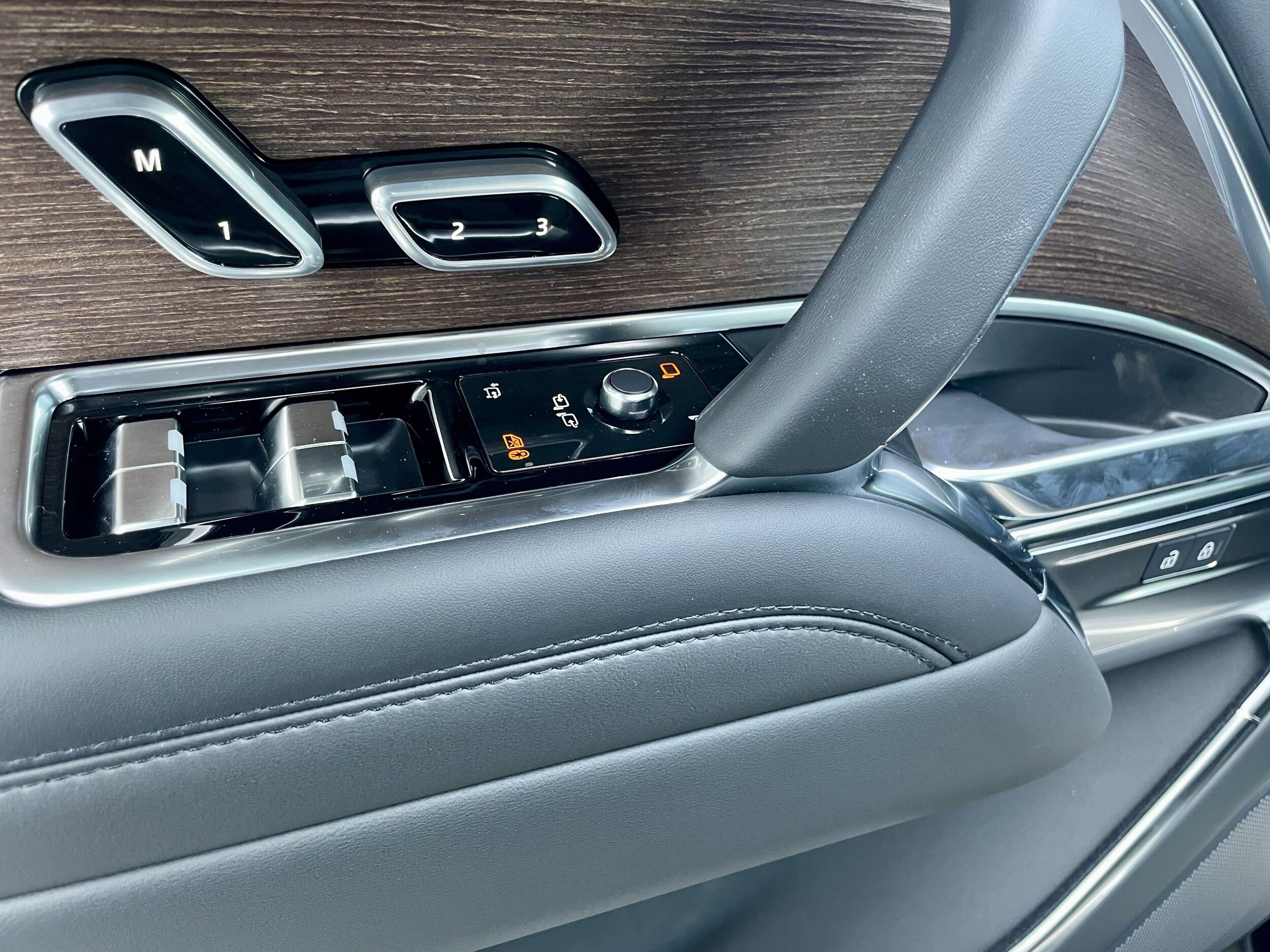 2025 Land Rover Range Rover SE photo 3