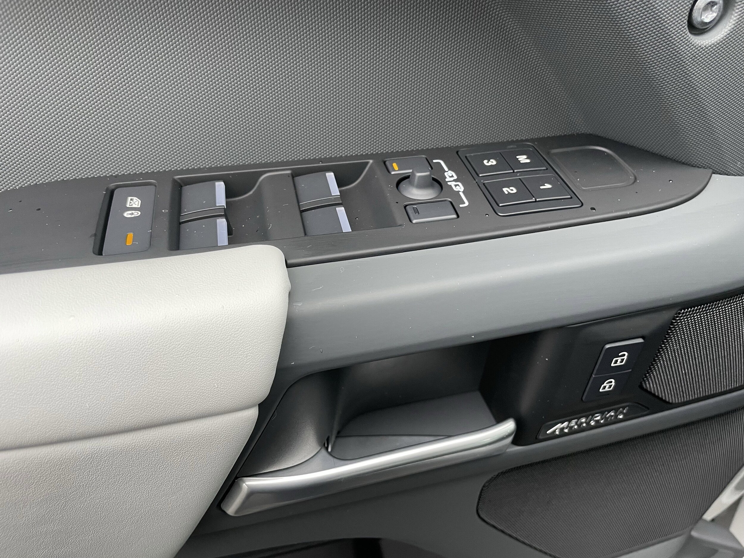 2026 Land Rover Defender X-Dynamic SE - Photo 11