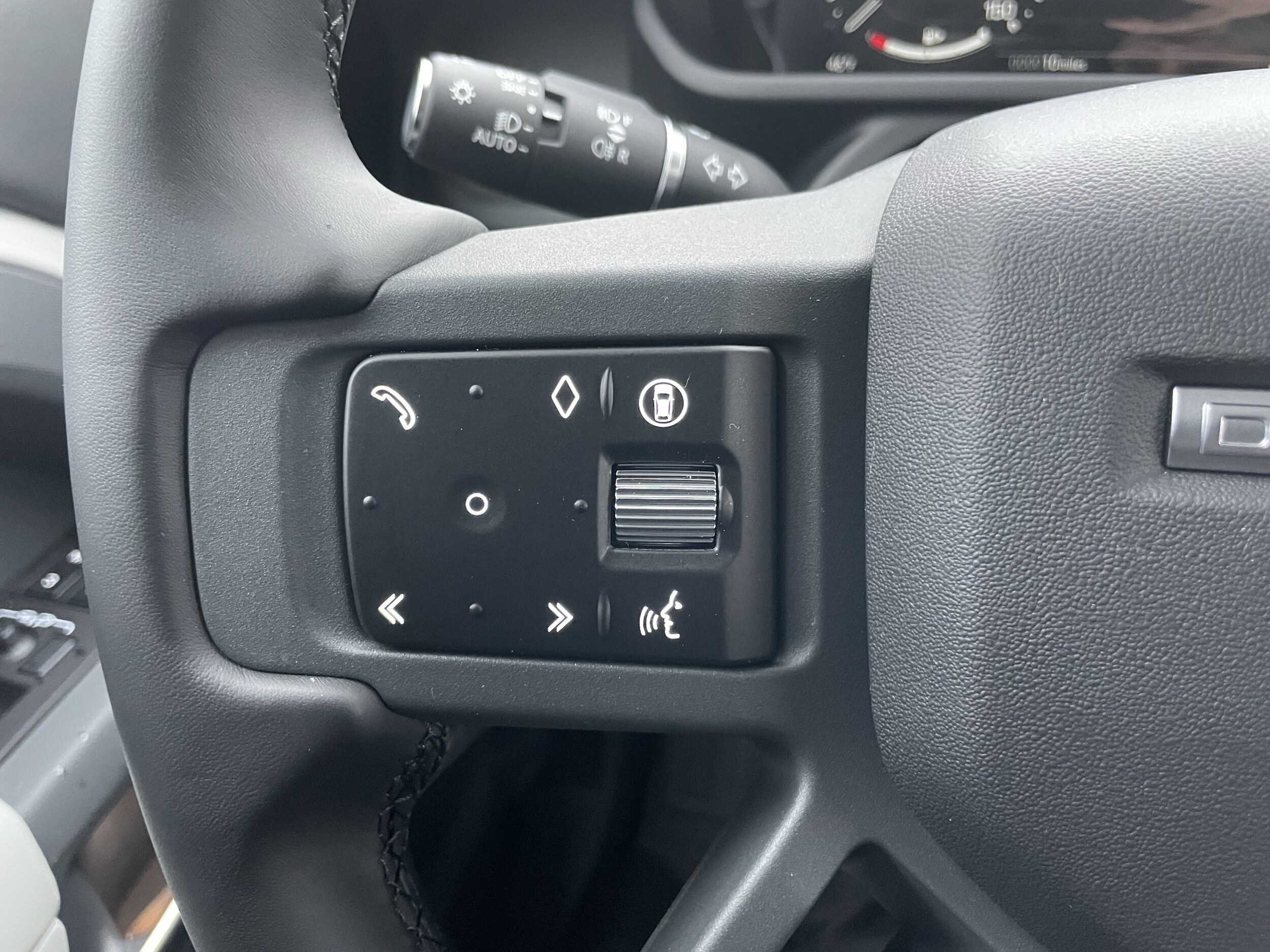 2026 Land Rover Defender X-Dynamic SE - Photo 23