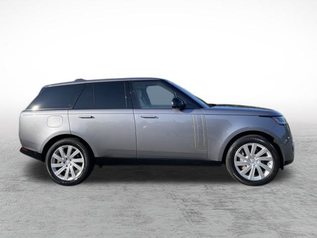 2023 Land Rover Range Rover SE photo 3