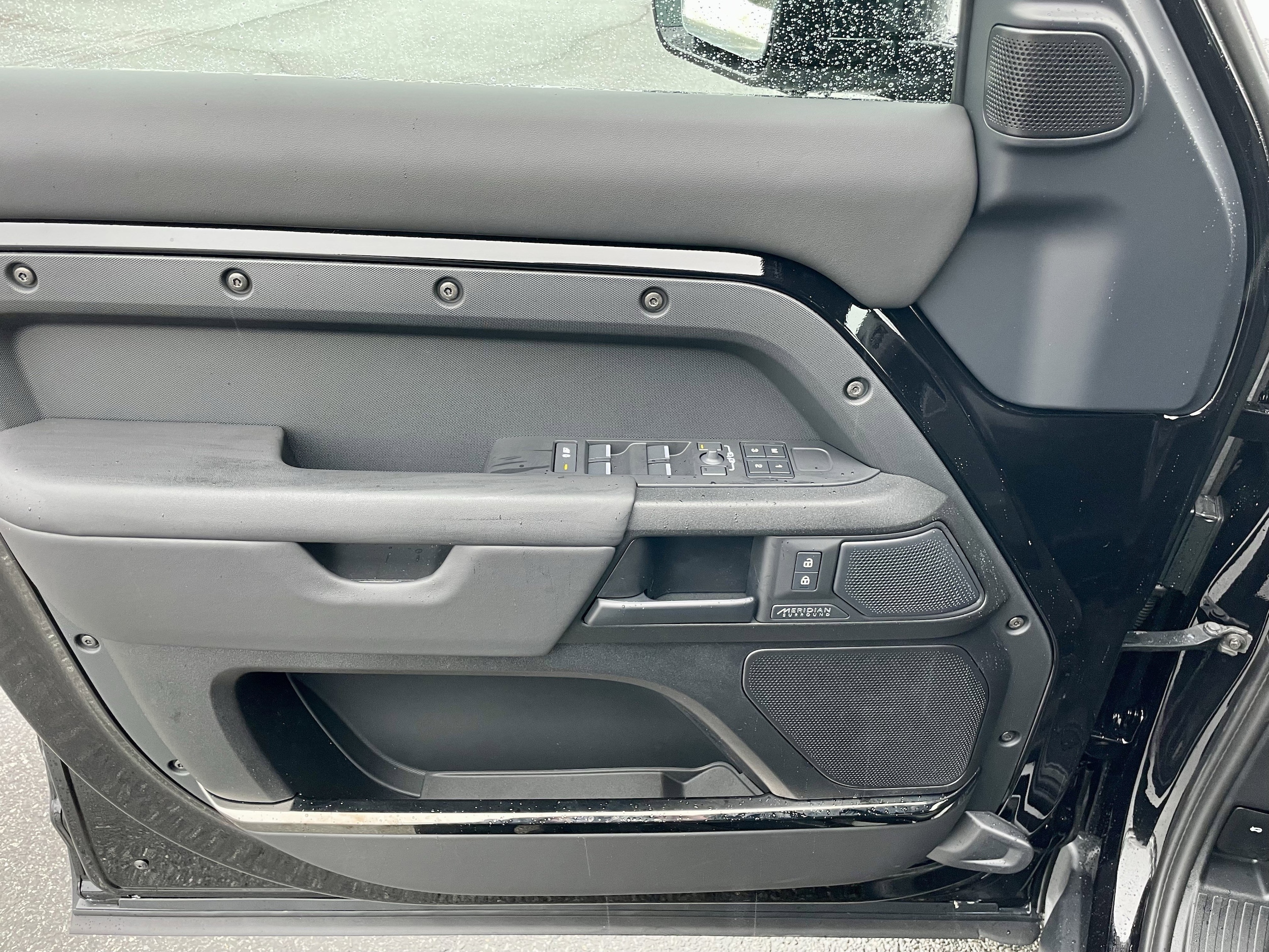 2026 Land Rover Defender OCTA Black - Photo 11