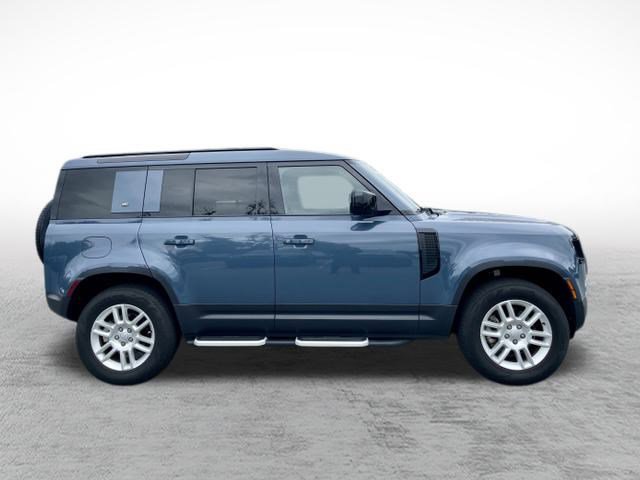2023 Land Rover Defender S photo 4
