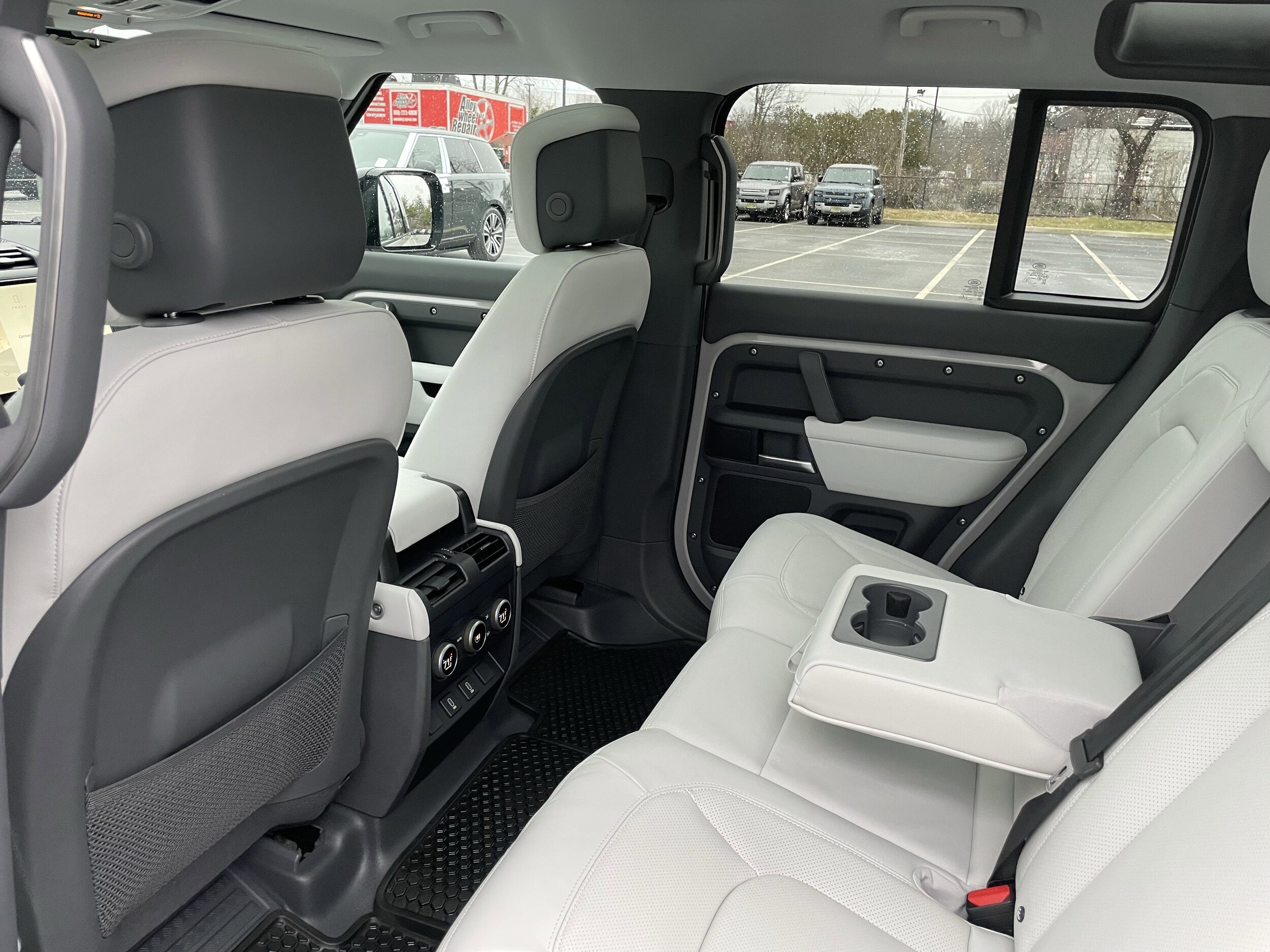 2026 Land Rover Defender X-Dynamic SE - Photo 30