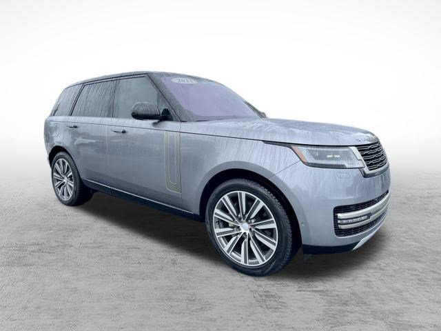 2023 Land Rover Range Rover SE photo 3