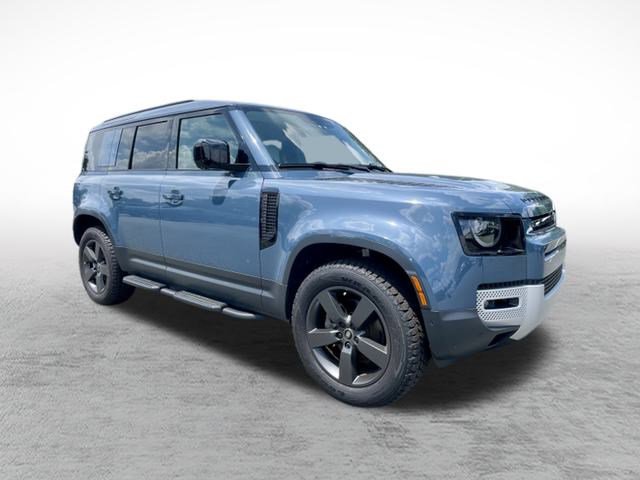 2025 Land Rover Defender 110 S photo 3