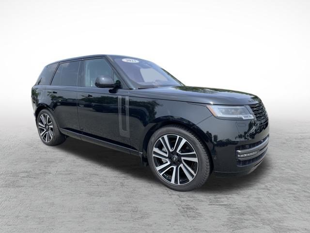 2023 Land Rover Range Rover SE photo 3