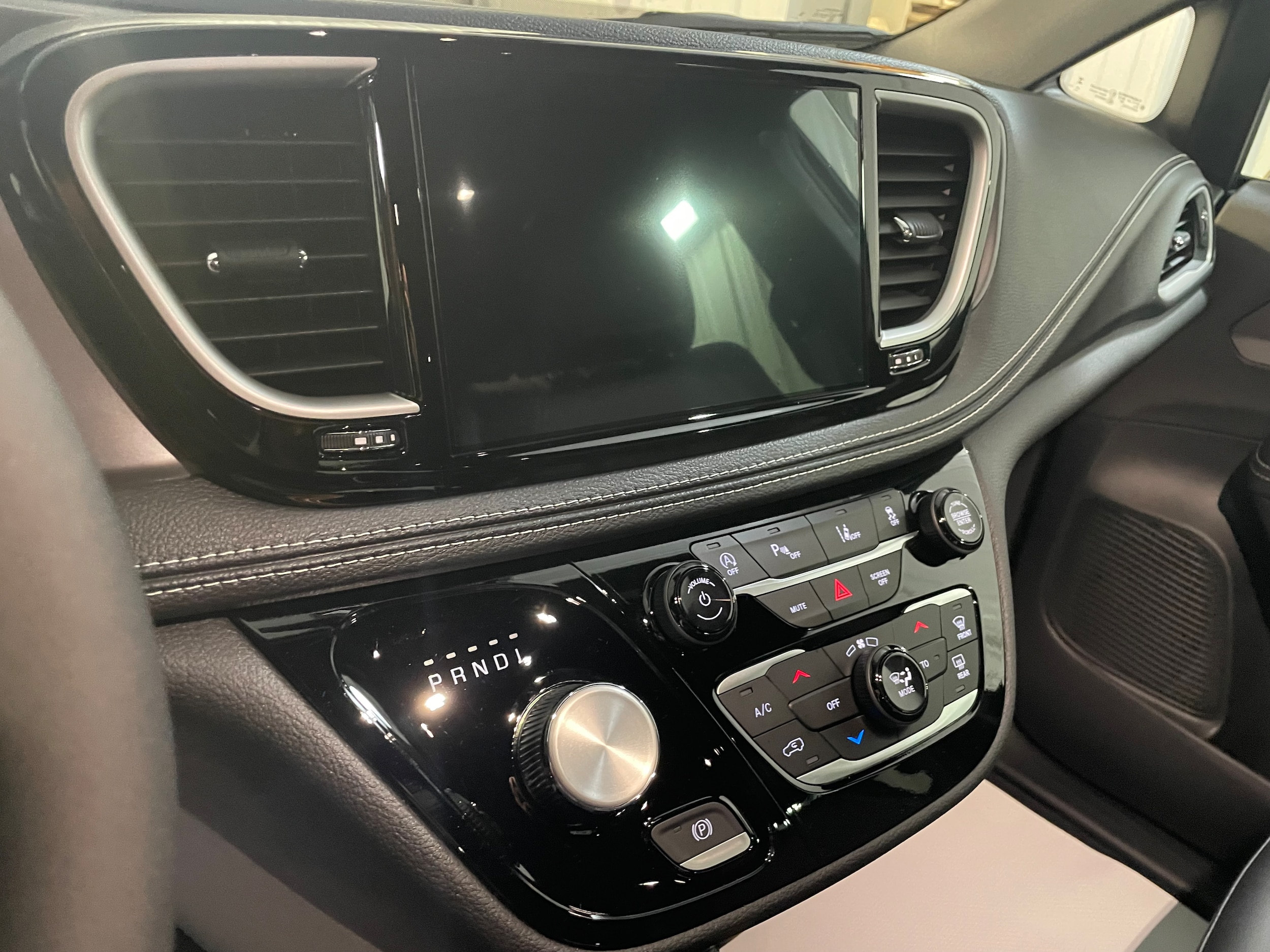 2026 Chrysler Pacifica Select - Photo 11