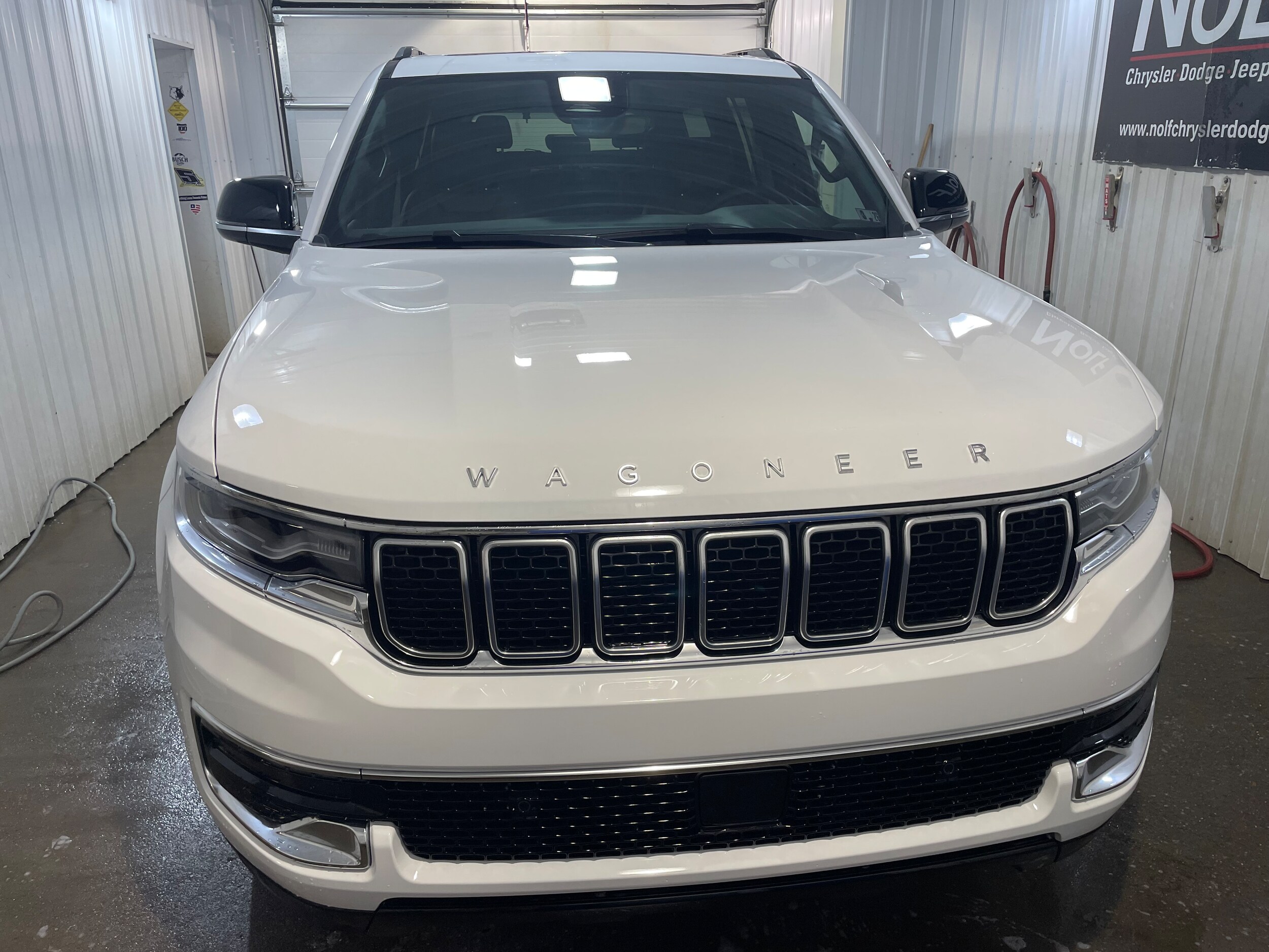 2025 Jeep Wagoneer Base photo 2