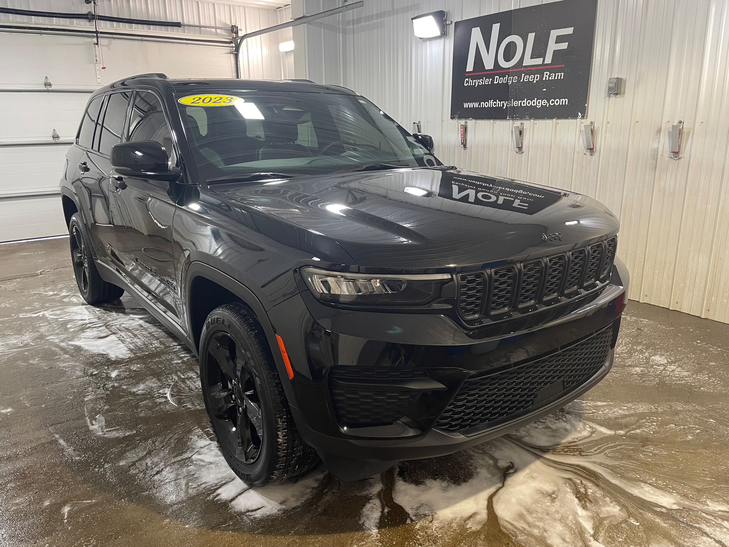 2023 Jeep Grand Cherokee Laredo Altitude photo 2