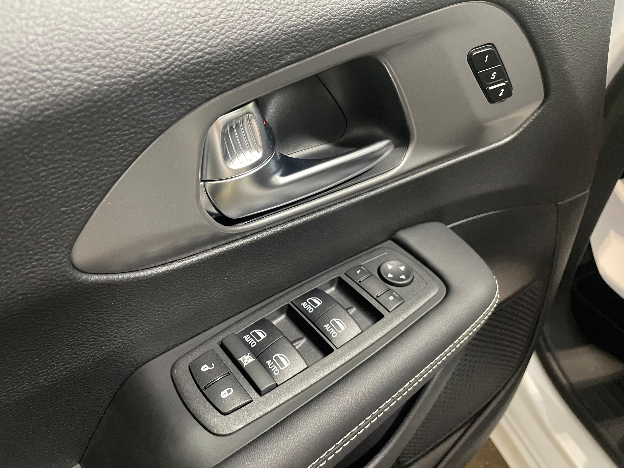 2025 Chrysler Pacifica photo 5