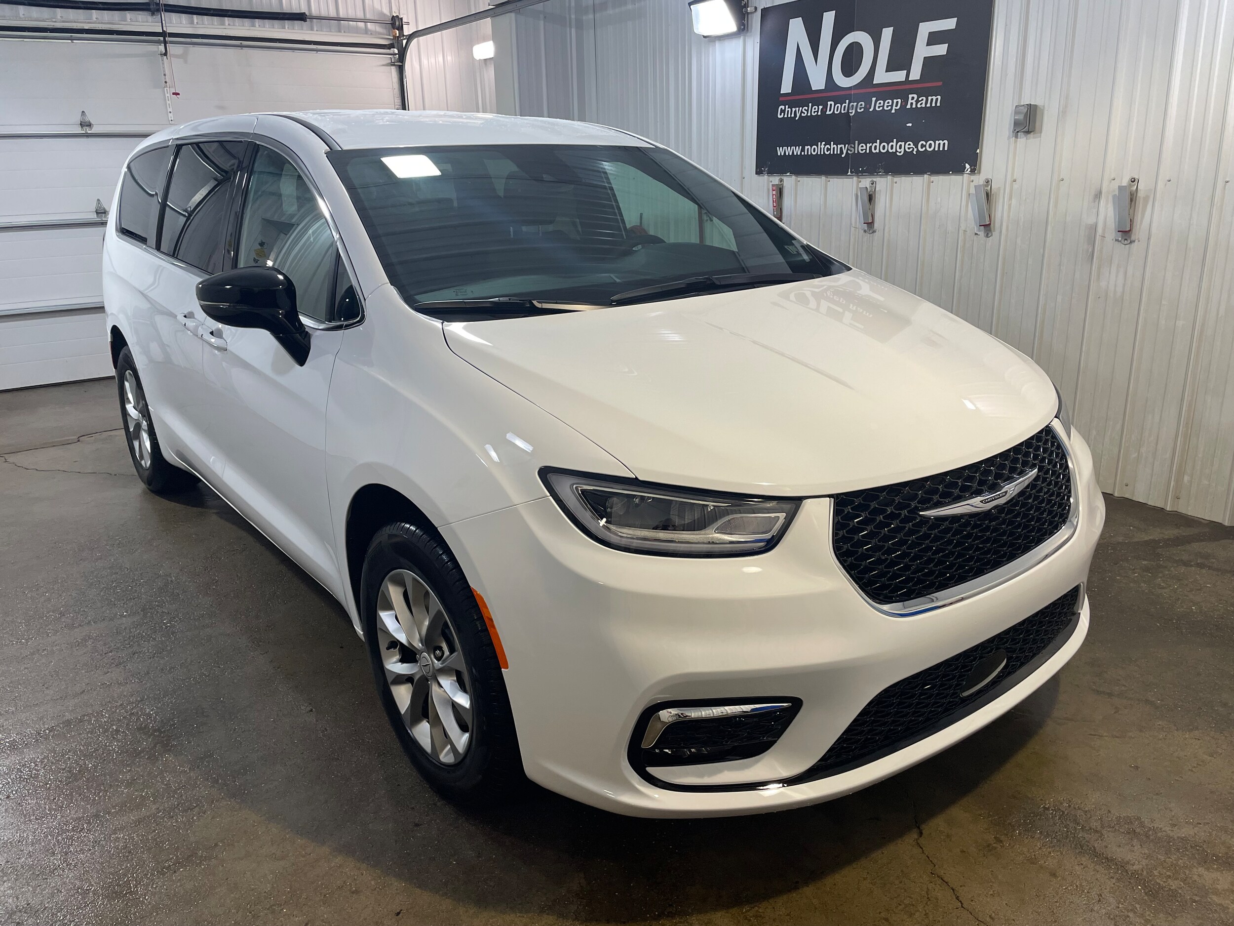 2025 Chrysler Pacifica photo 2