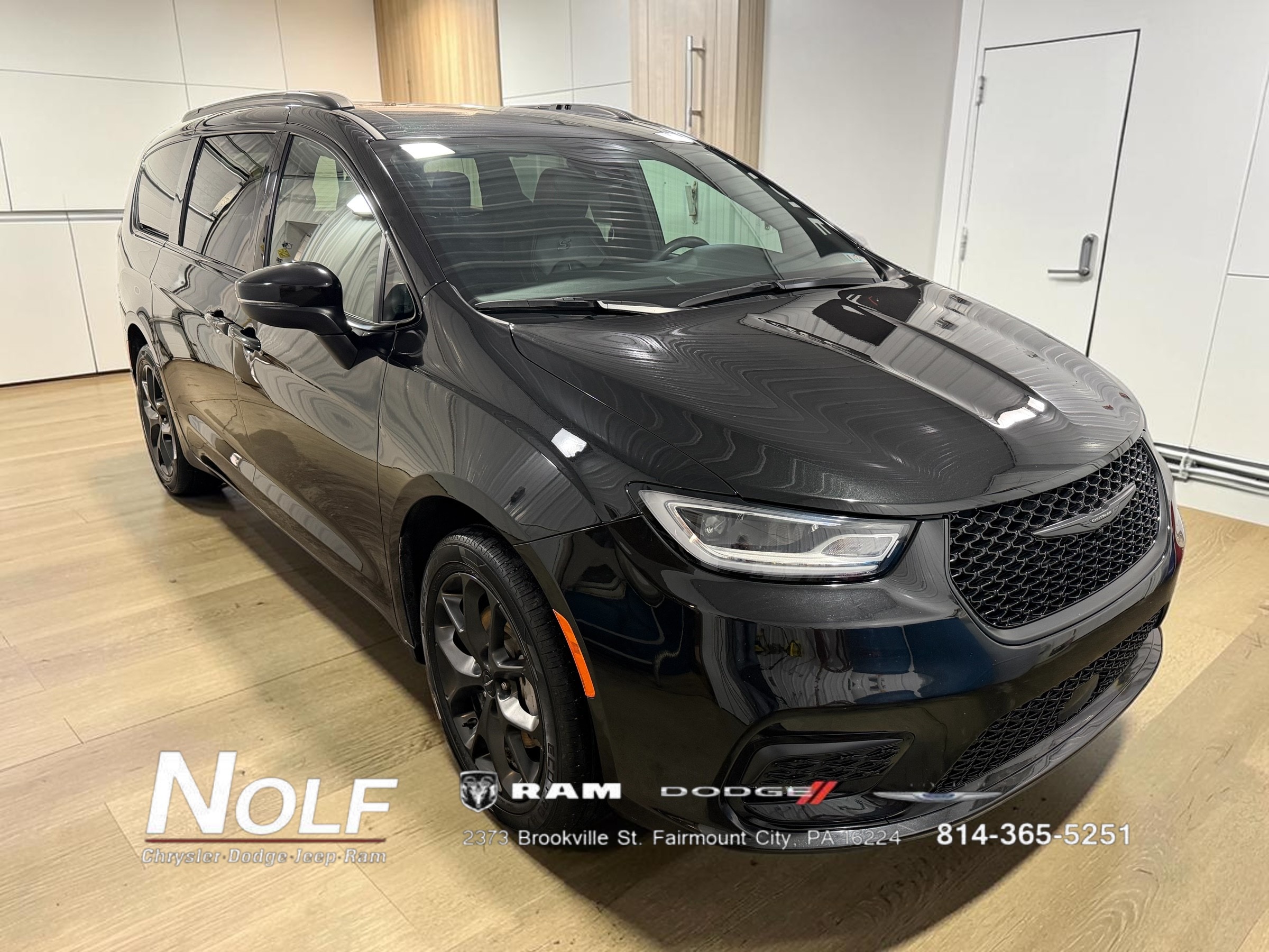 Brilliant Black Crystal Pearlcoat 2023 Chrysler Pacifica Touring L AWD Minivan All-Wheel Drive Automatic