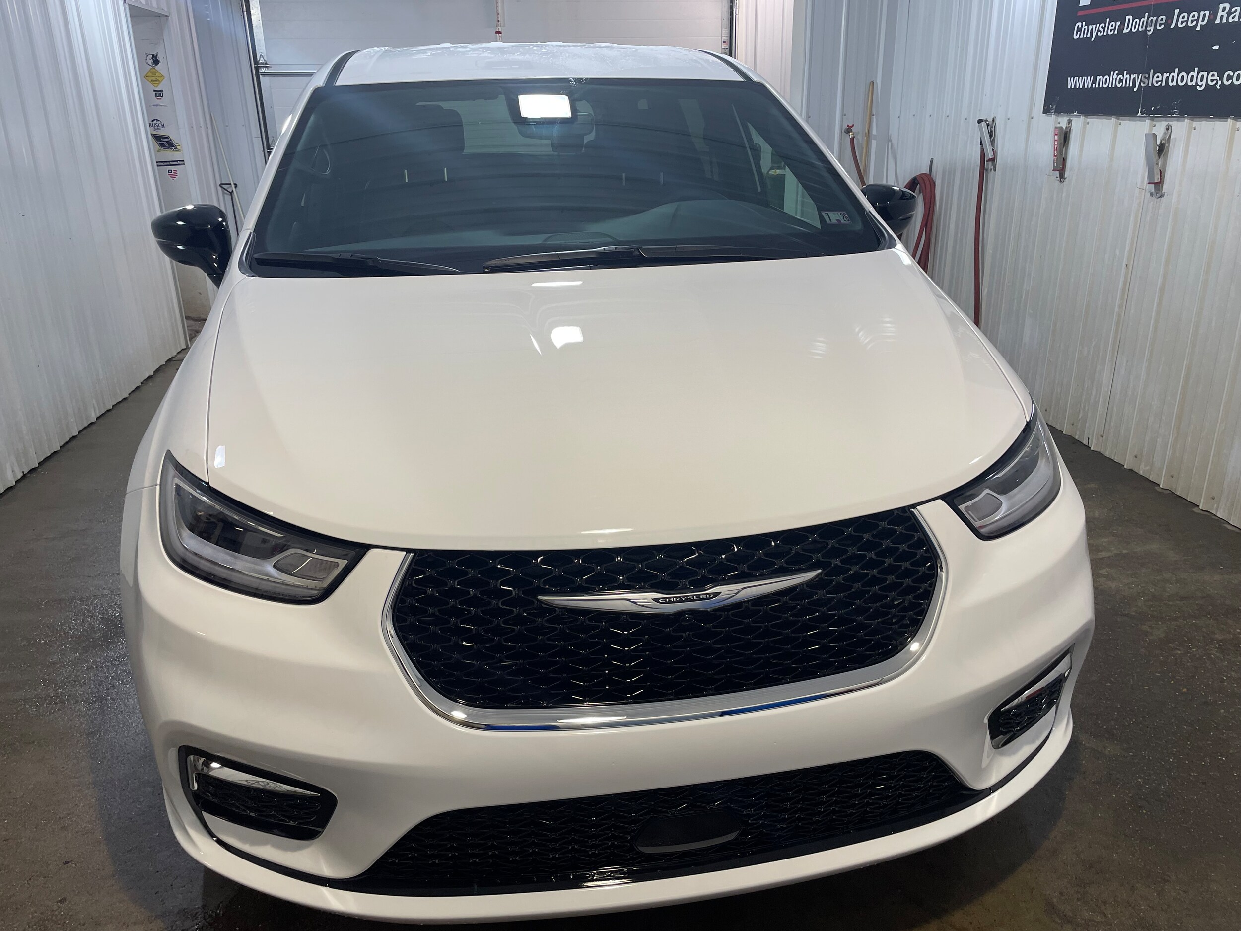 2025 Chrysler Pacifica photo 3