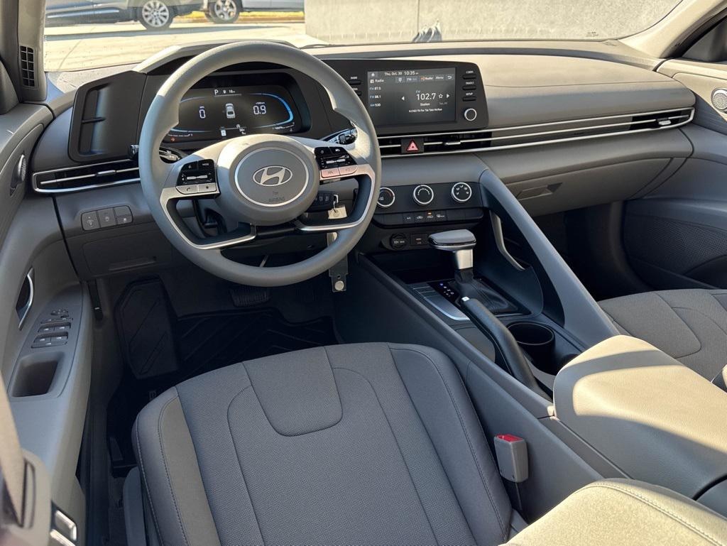 New 2025 Hyundai Elantra SE Sedan