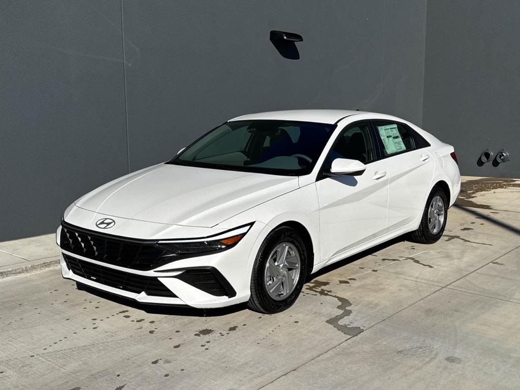 New 2025 Hyundai Elantra SE Sedan