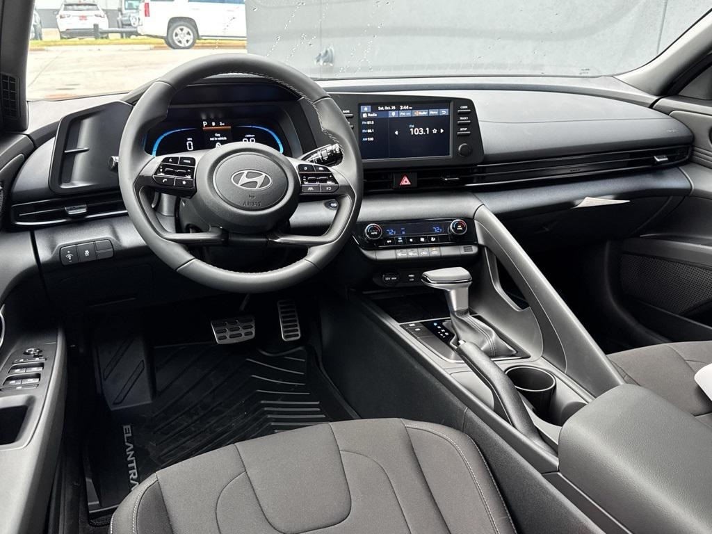 New 2025 Hyundai Elantra SEL Sport Sedan
