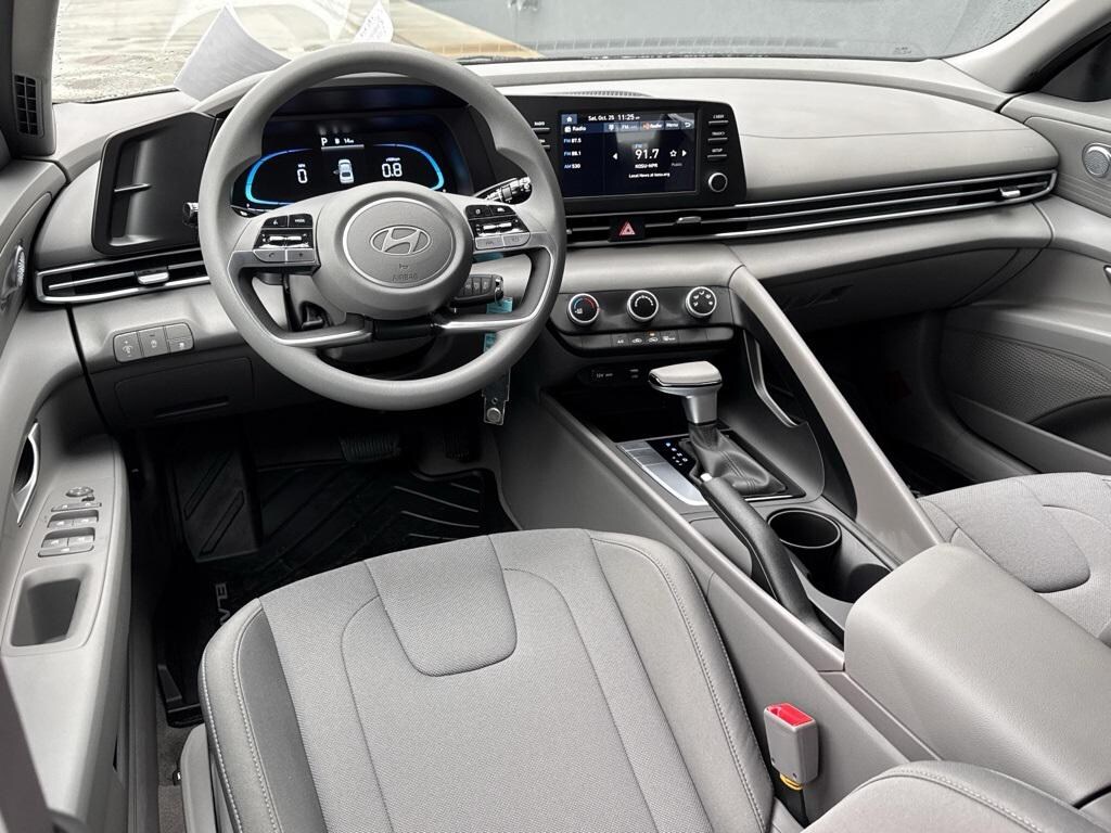 New 2025 Hyundai Elantra SE Sedan