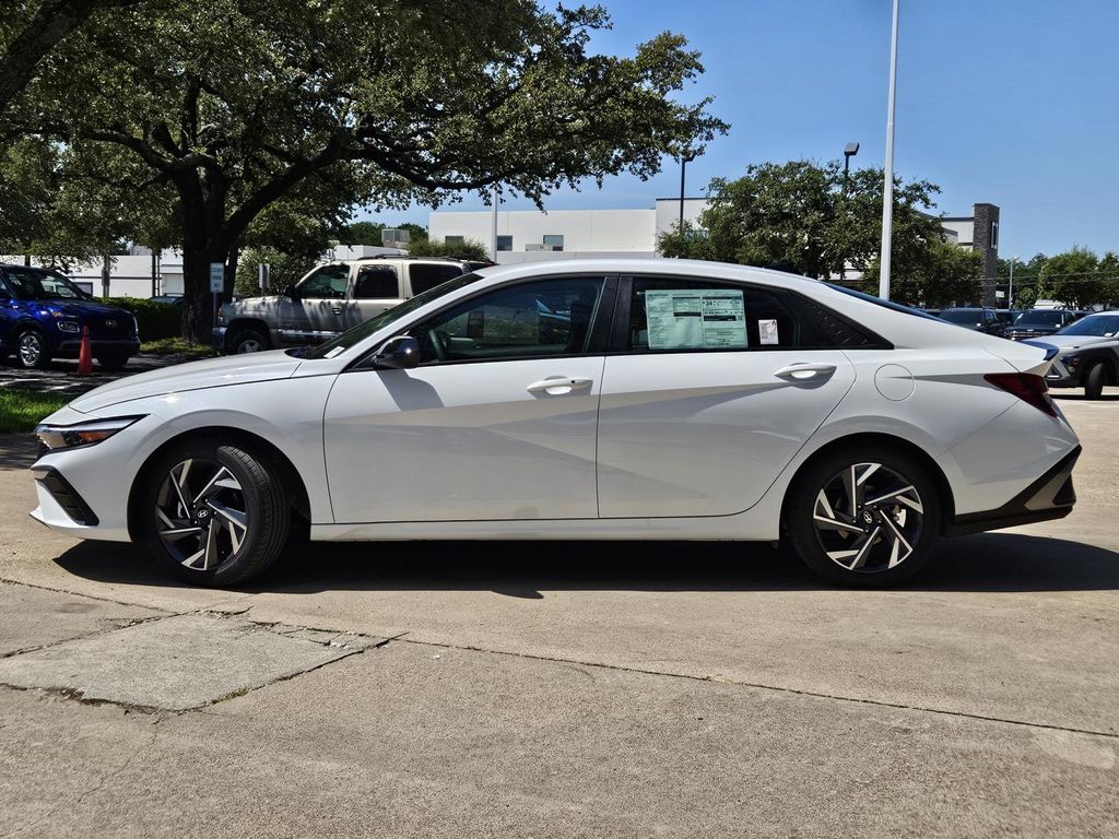2025 Hyundai Elantra SEL Sport photo 2