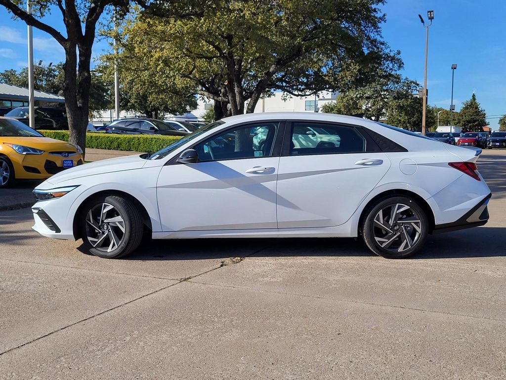 2025 Hyundai Elantra SEL Sport photo 2