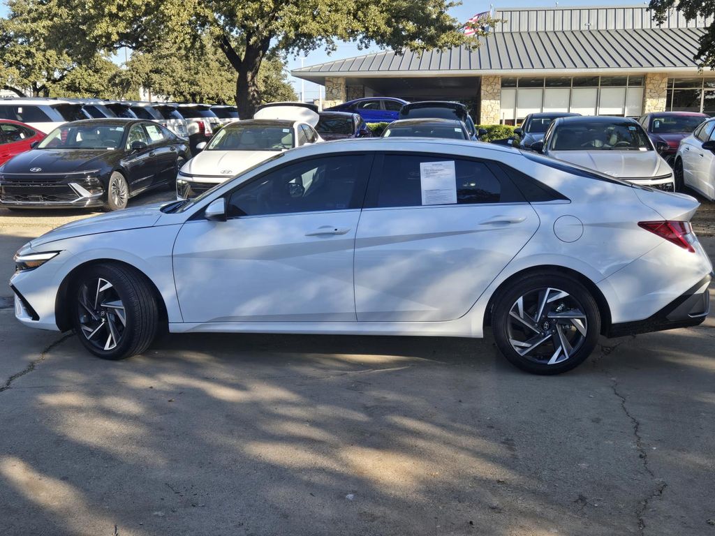 2024 Hyundai Elantra SEL photo 2