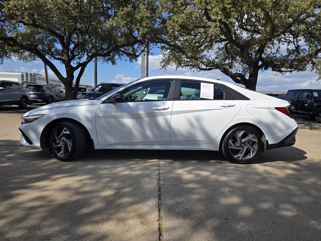 2025 Hyundai Elantra SEL Sport photo 2