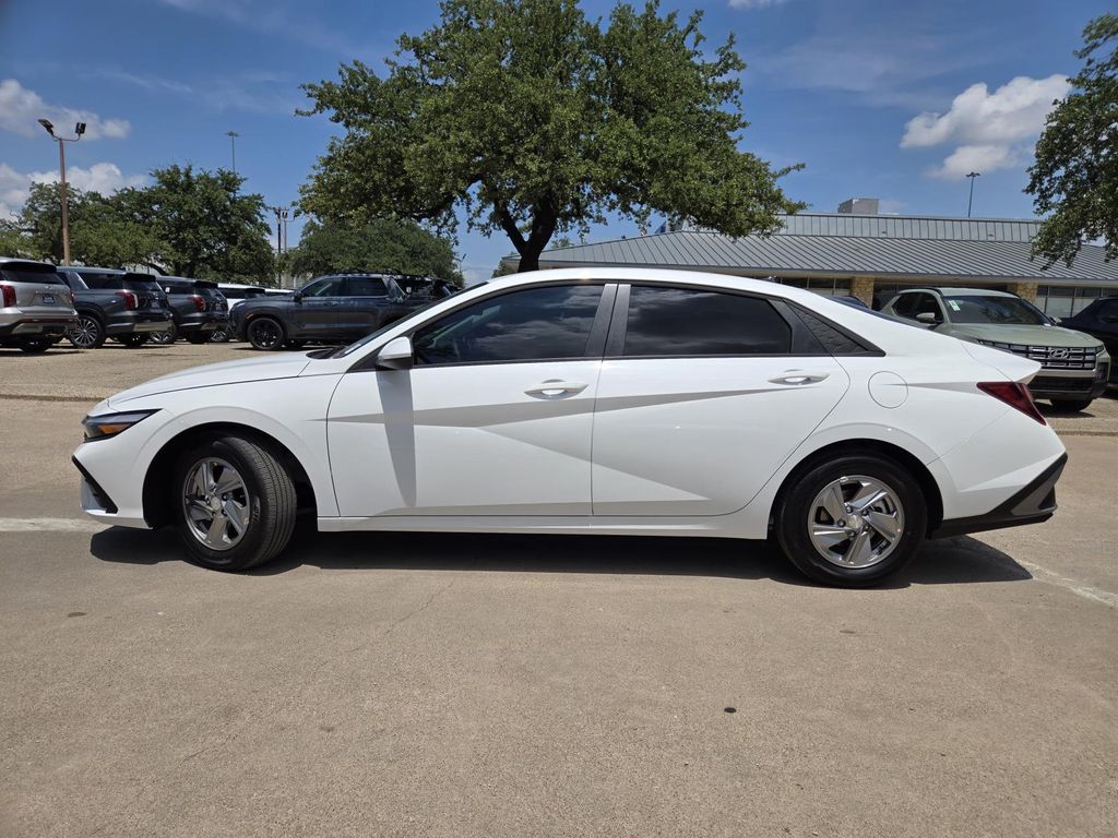 2025 Hyundai Elantra SE photo 2