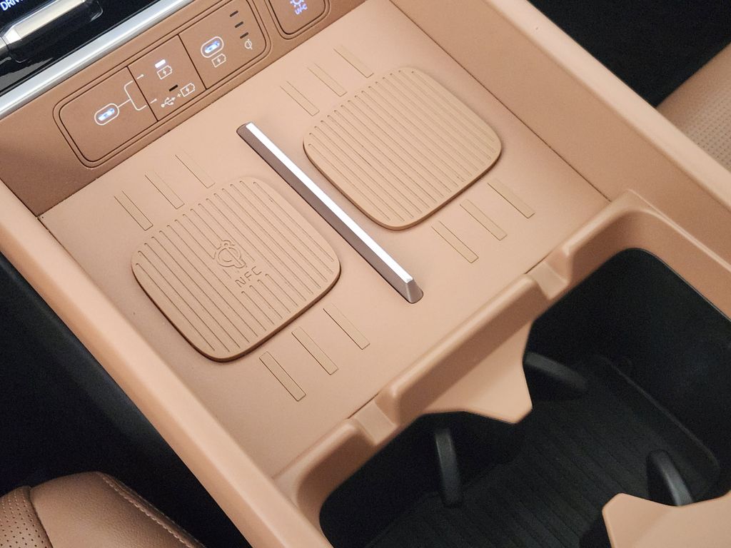 2025 Hyundai Santa Fe Limited - Photo 18