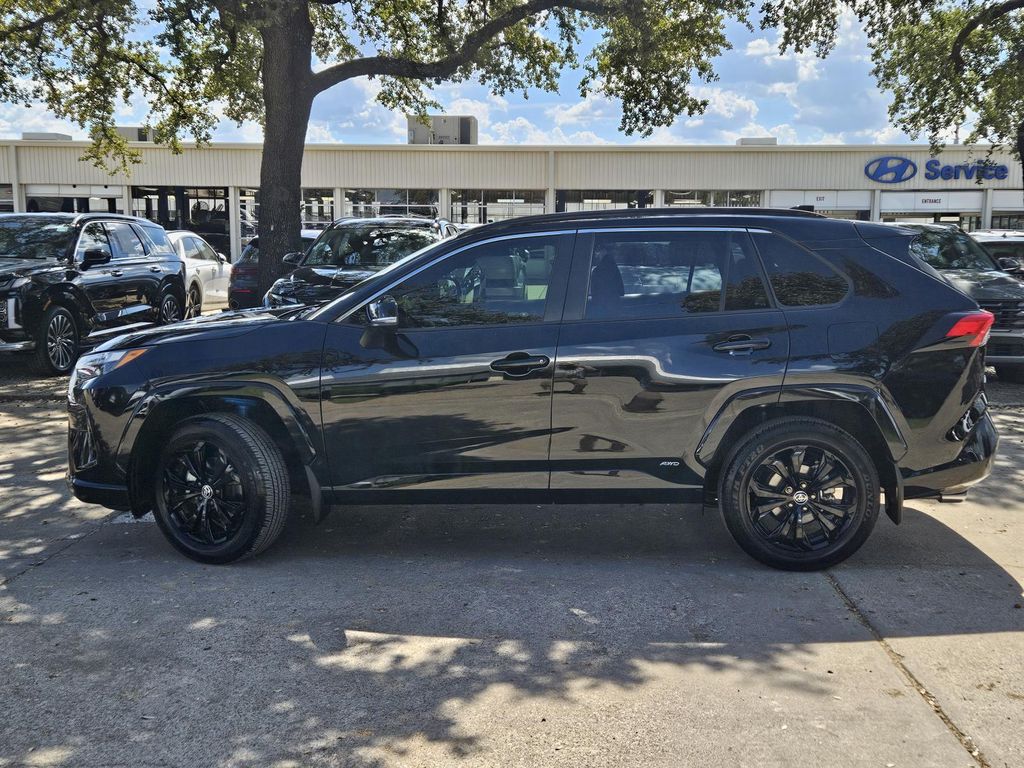 2024 Toyota RAV4 Hybrid SE photo 2