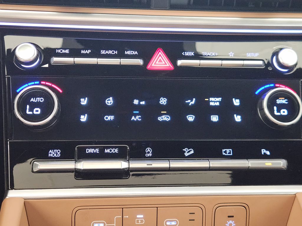 2025 Hyundai Santa Fe Limited - Photo 17