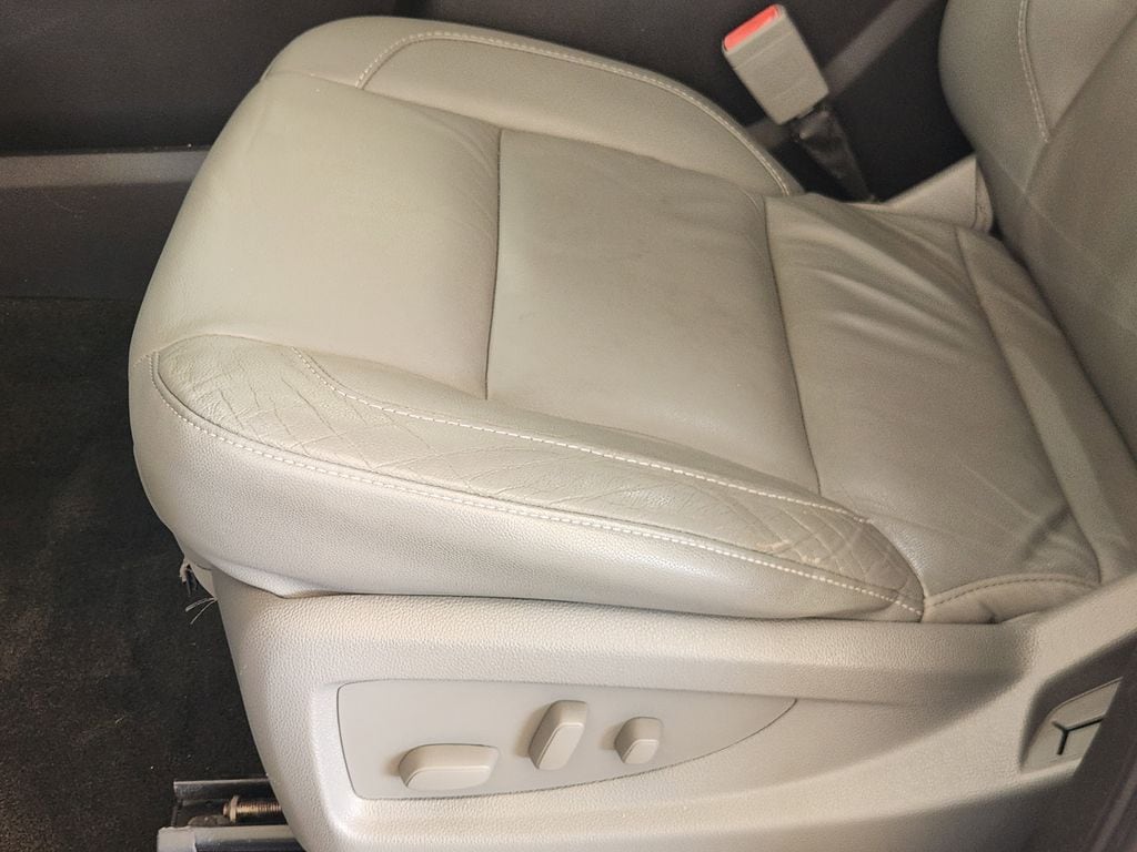 2016 Chevrolet Suburban LT - Photo 23