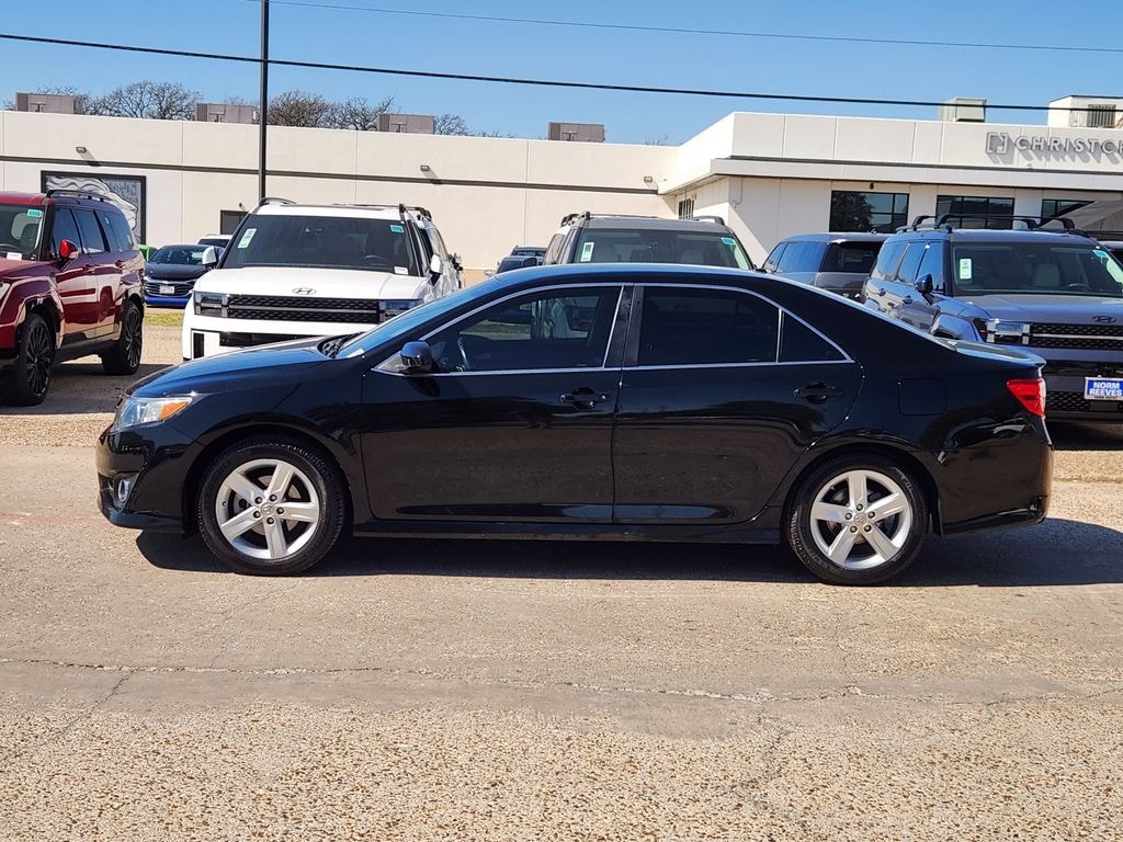 Used 2014 Toyota Camry SE Sedan