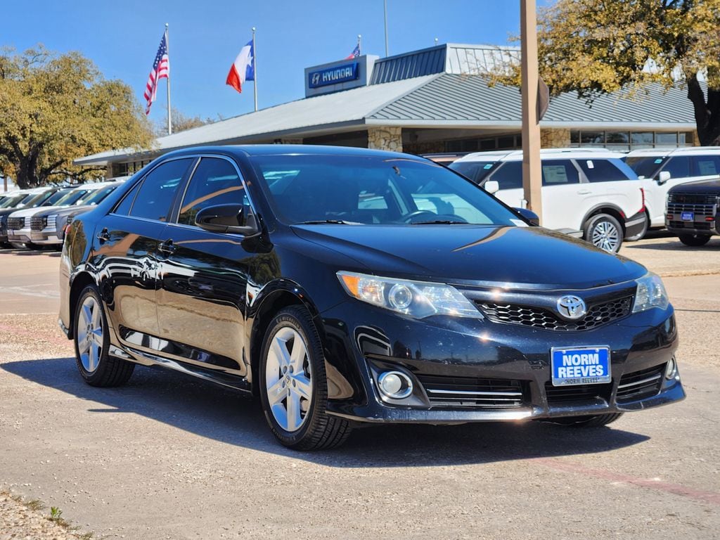 Used 2014 Toyota Camry SE Sedan