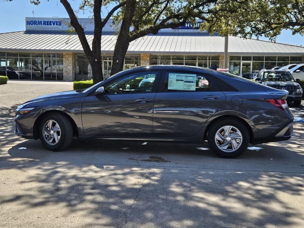 New 2025 Hyundai Elantra SE Sedan