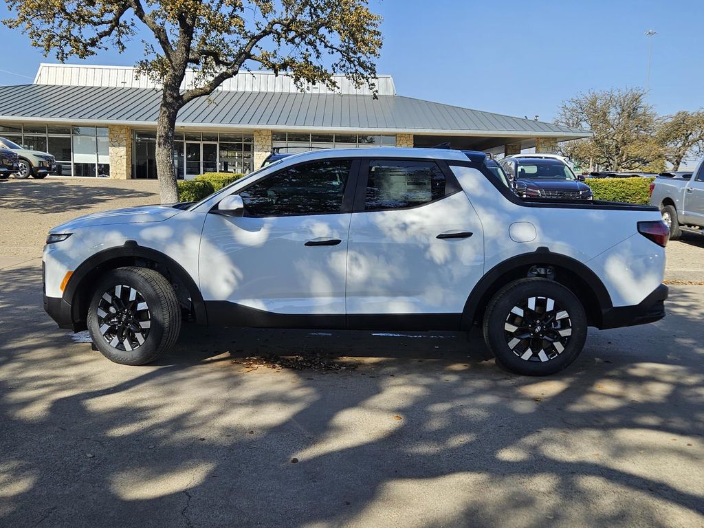 2025 Hyundai Santa Cruz SE photo 2