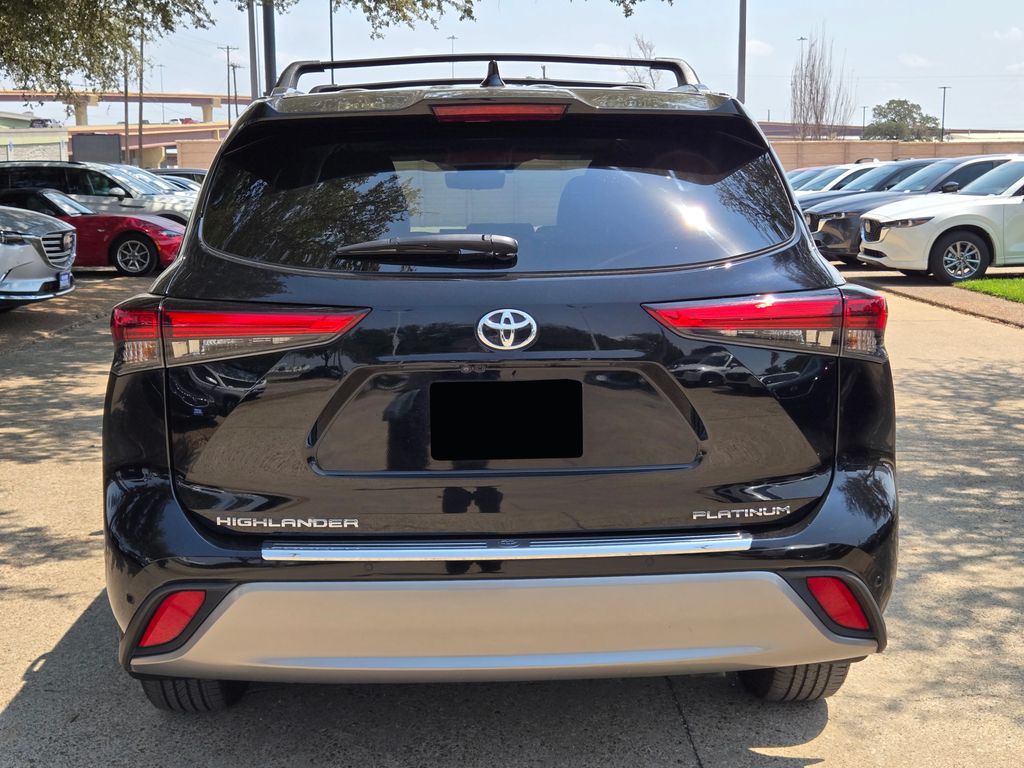 2023 Toyota Highlander L photo 4