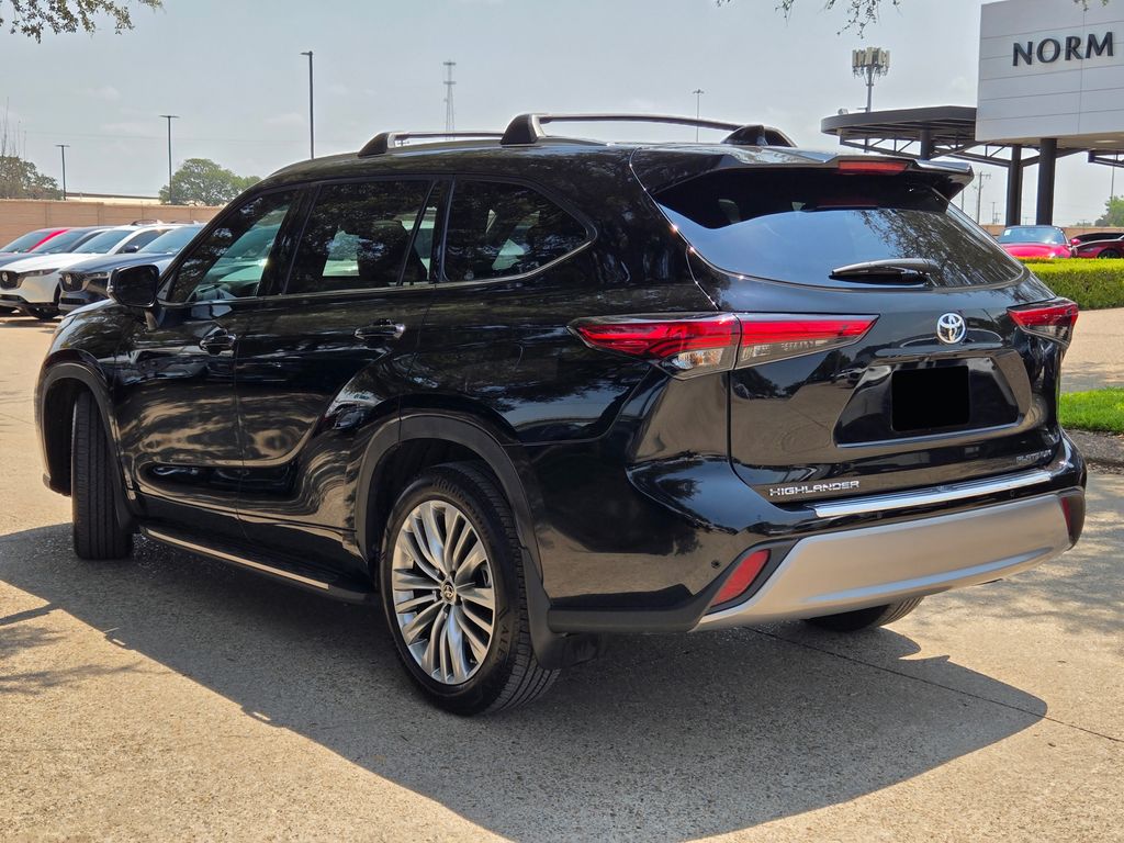 2023 Toyota Highlander L photo 3