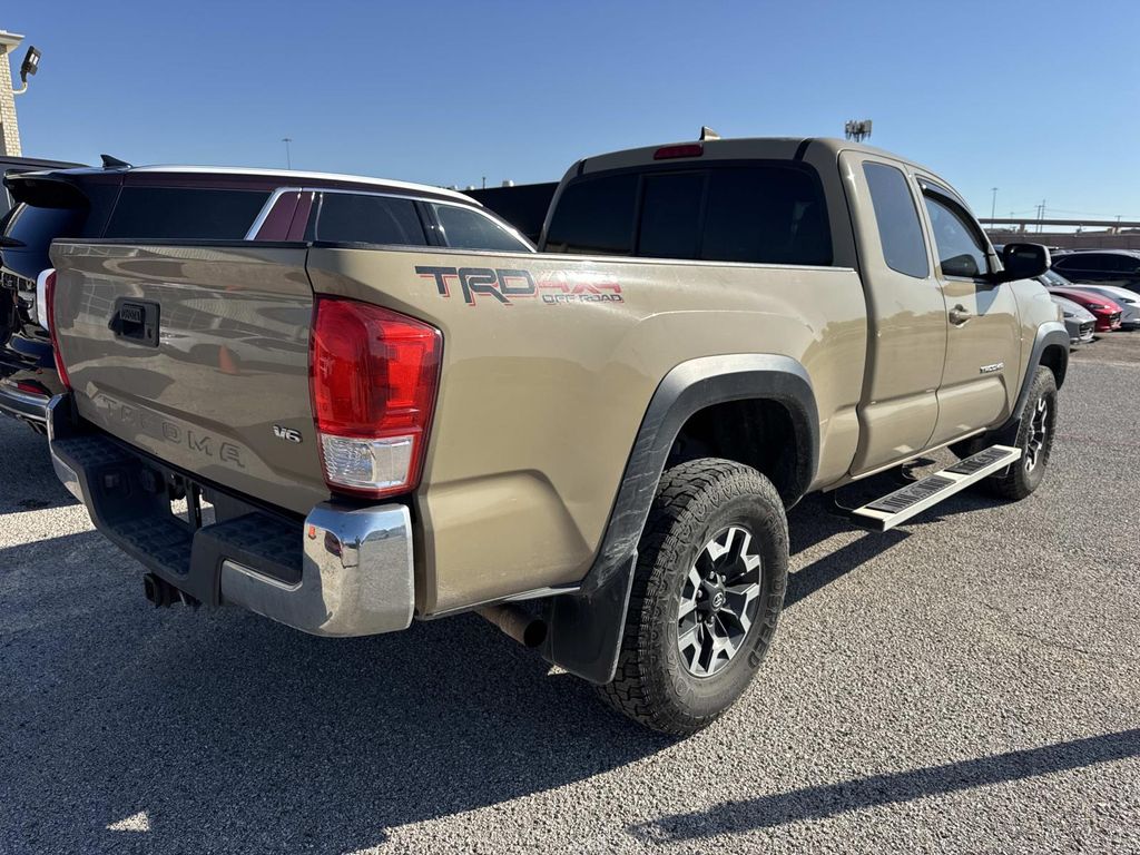 2017 Toyota Tacoma SR5 V6 photo 3