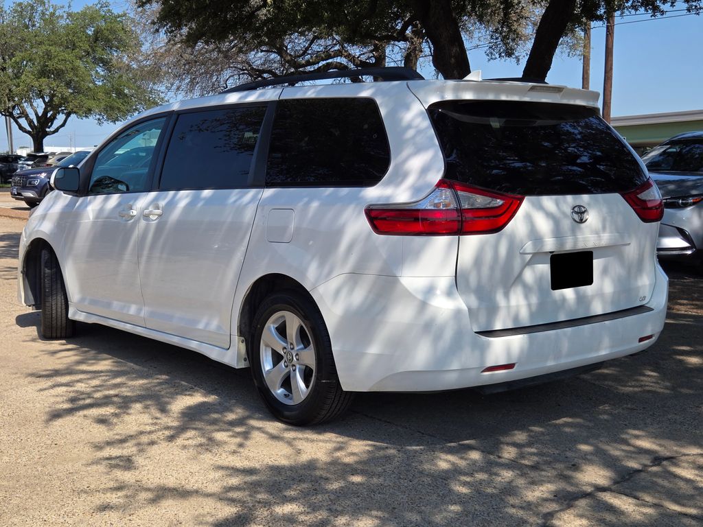 2019 Toyota Sienna LE photo 3