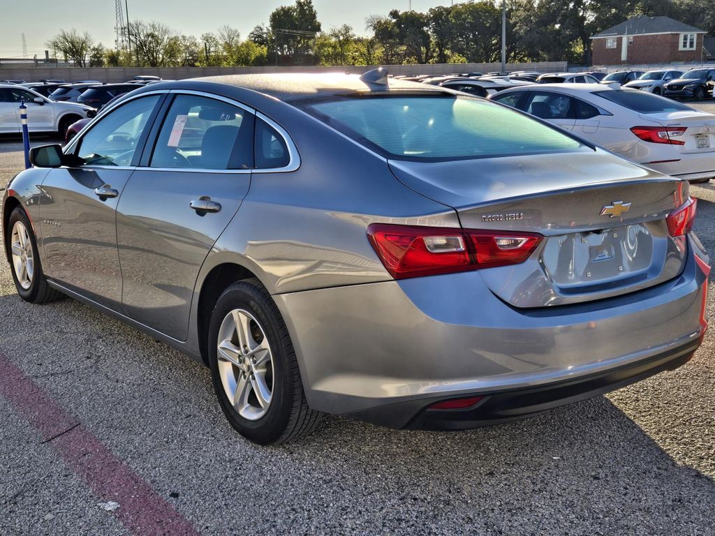 2023 Chevrolet Malibu 1LT photo 2