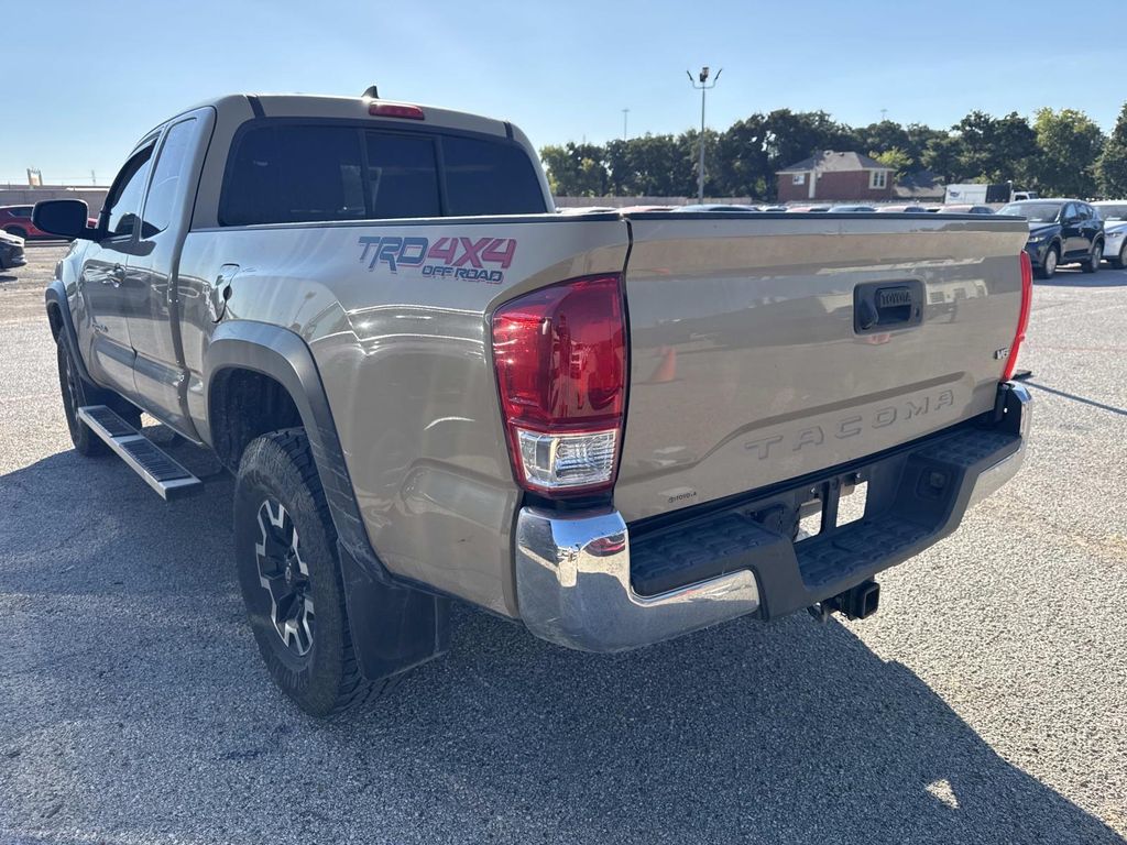 2017 Toyota Tacoma SR5 V6 photo 2