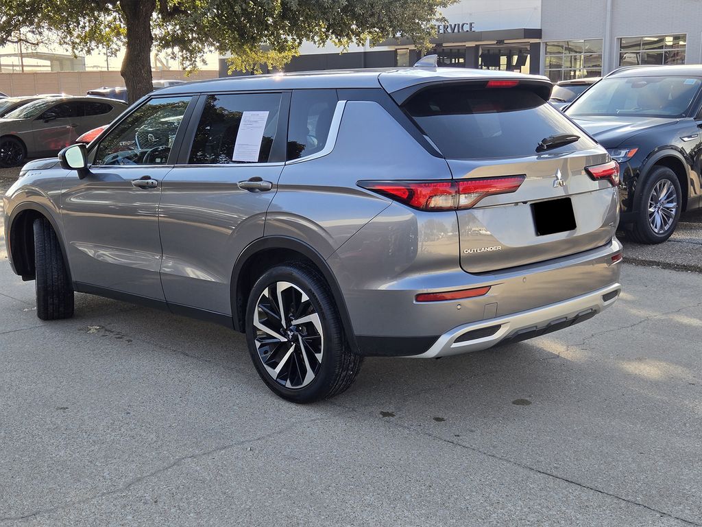 2024 Mitsubishi Outlander SE photo 3
