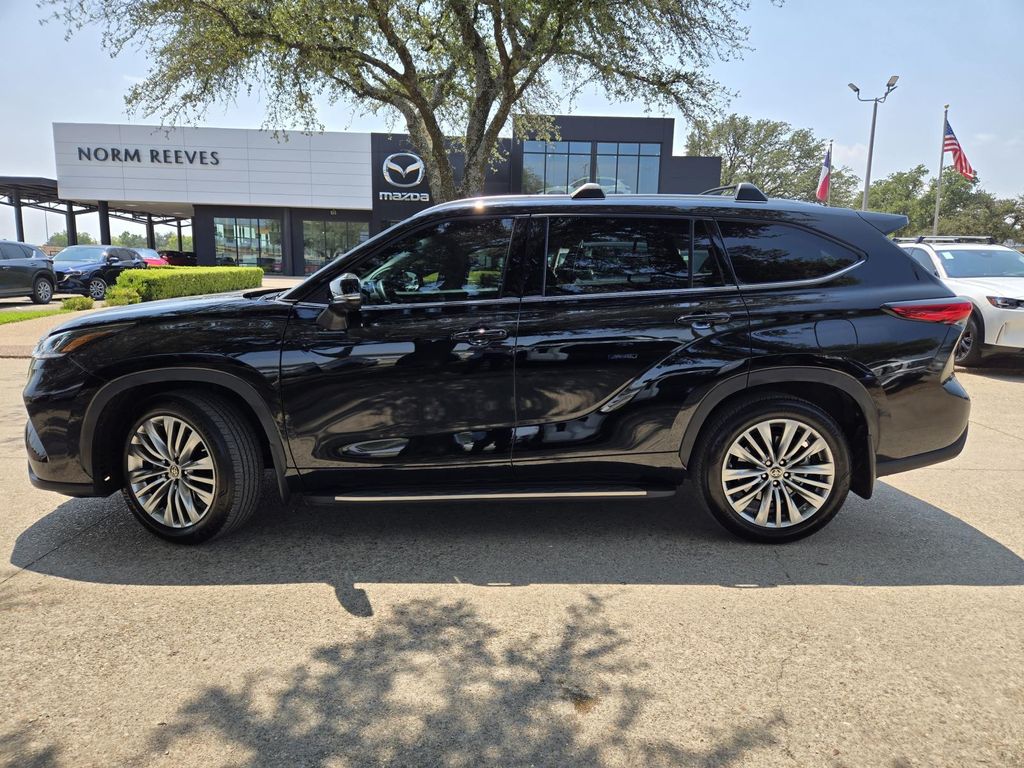 2023 Toyota Highlander L photo 2