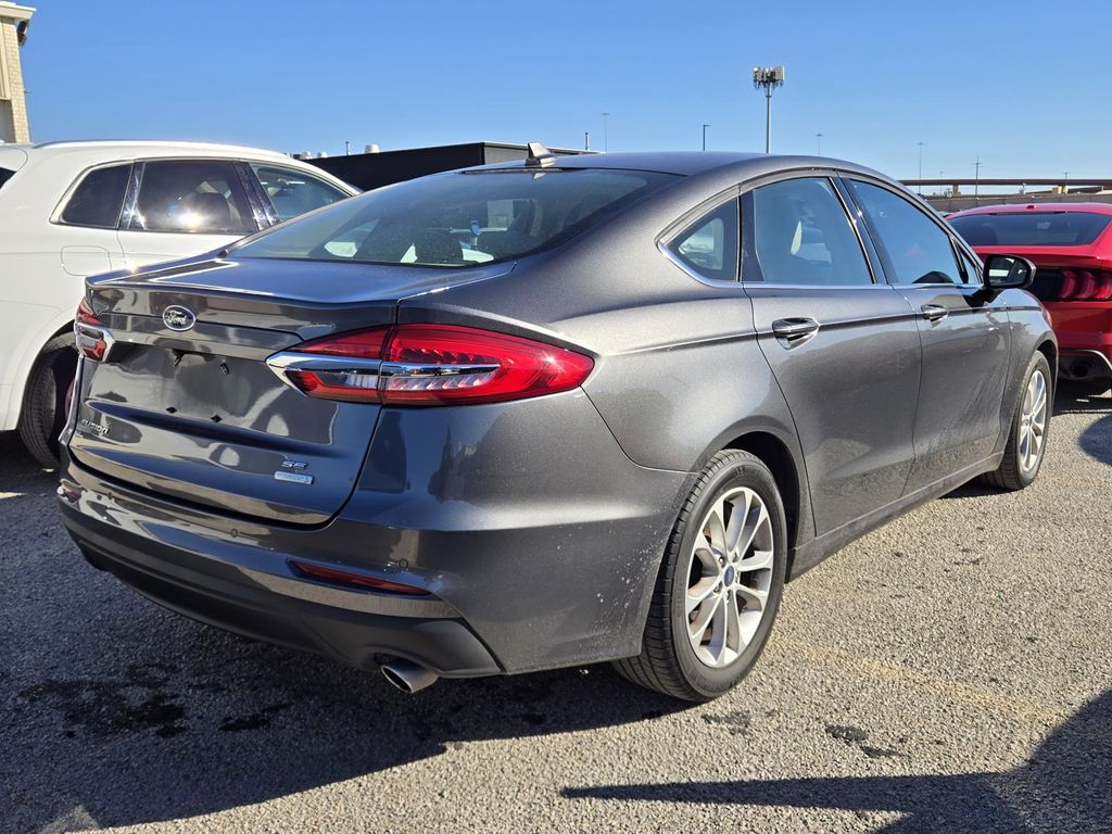2019 Ford Fusion SE photo 2