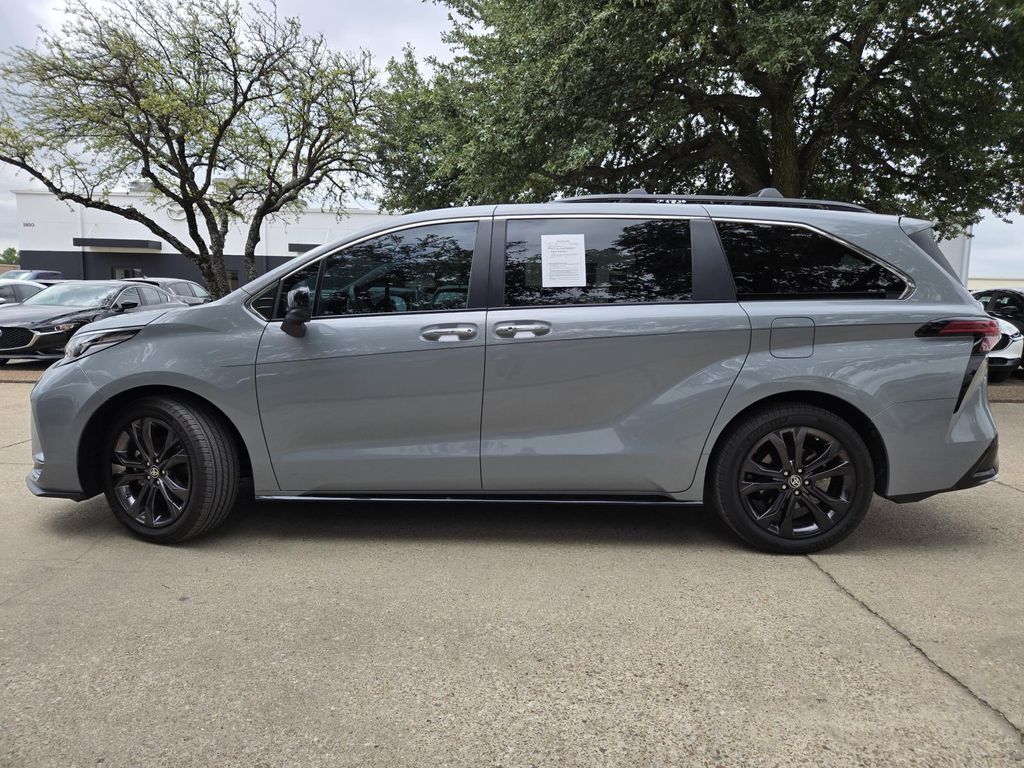 2023 Toyota Sienna XSE photo 2