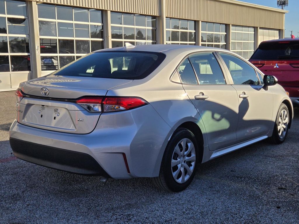 2023 Toyota Corolla LE photo 3