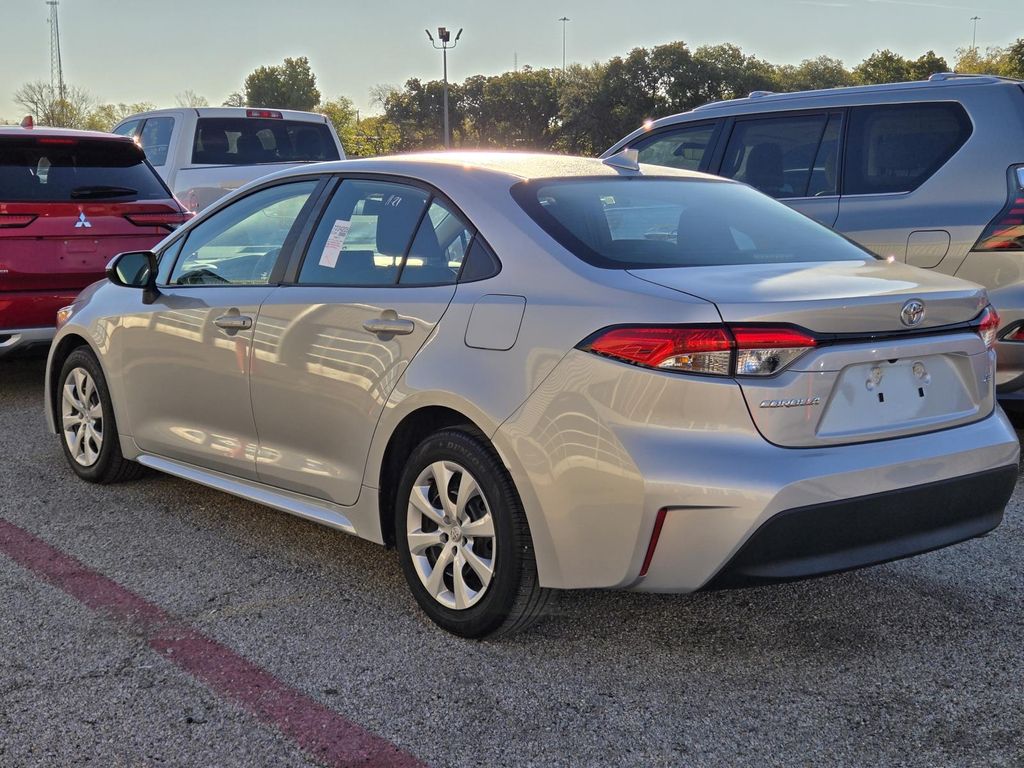 2023 Toyota Corolla LE photo 2