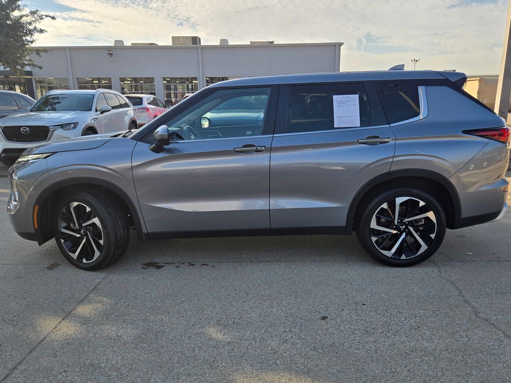 2024 Mitsubishi Outlander SE photo 2
